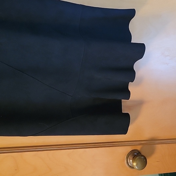 T Tahari black bias-cut skirt with deep flounce hem. Size M - Picture 4 of 5